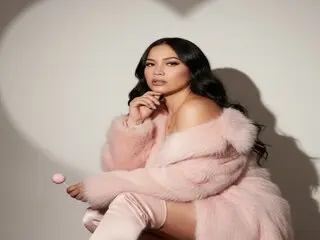 DafneVargas shows pussy jasmine